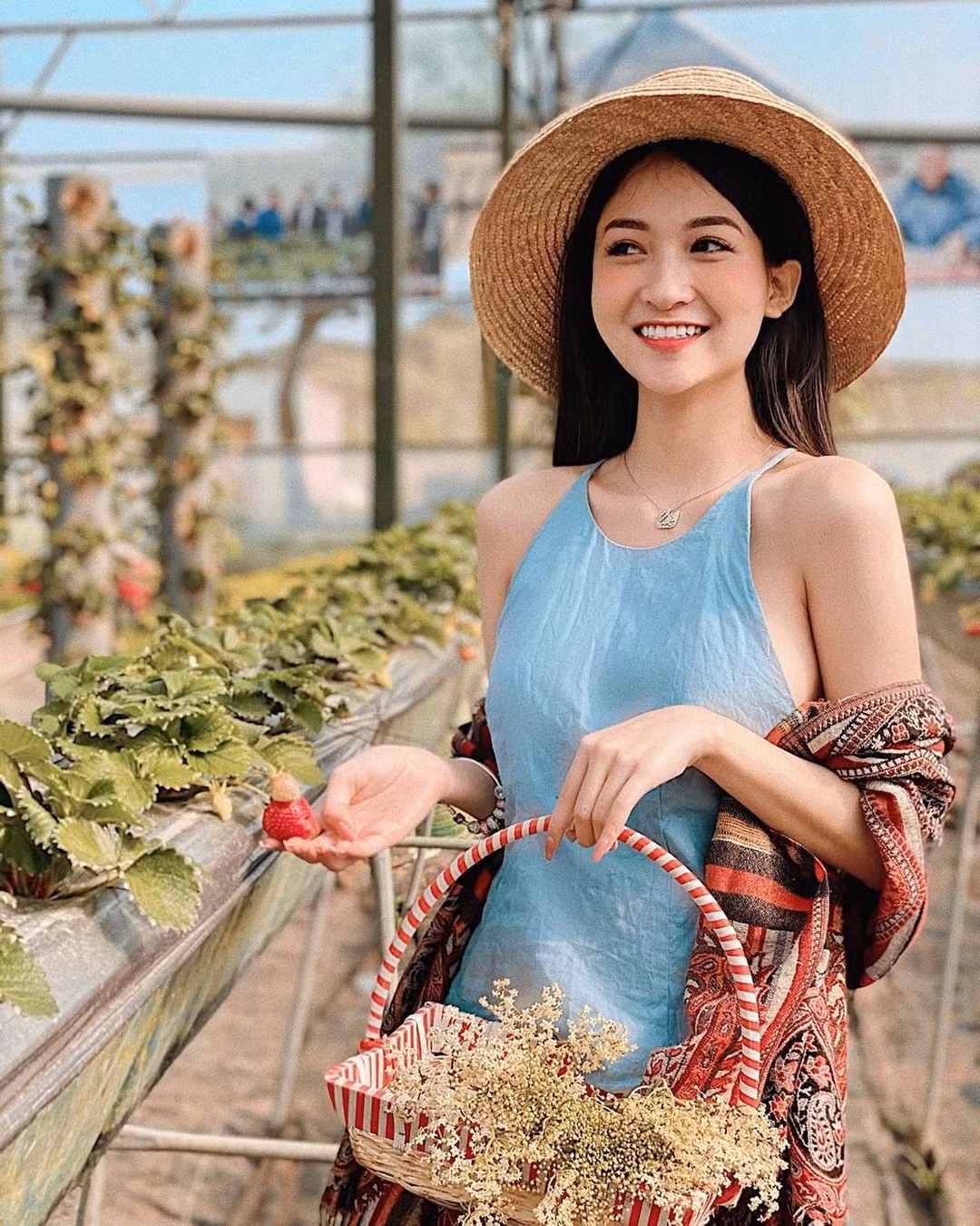 Không chỉ sở hữu nhan sắc cuốn hút cùng vóc dáng nổi bật, Anh Thư còn thể hiện năng khiếu diễn xuất của mình khi góp mặt trong rất nhiều phim truyền hình nổi tiếng như "Về nhà đi con", "Tình yêu và tham vọng", "Sinh tử"... và phim hài Tết "Đại gia chân đất".