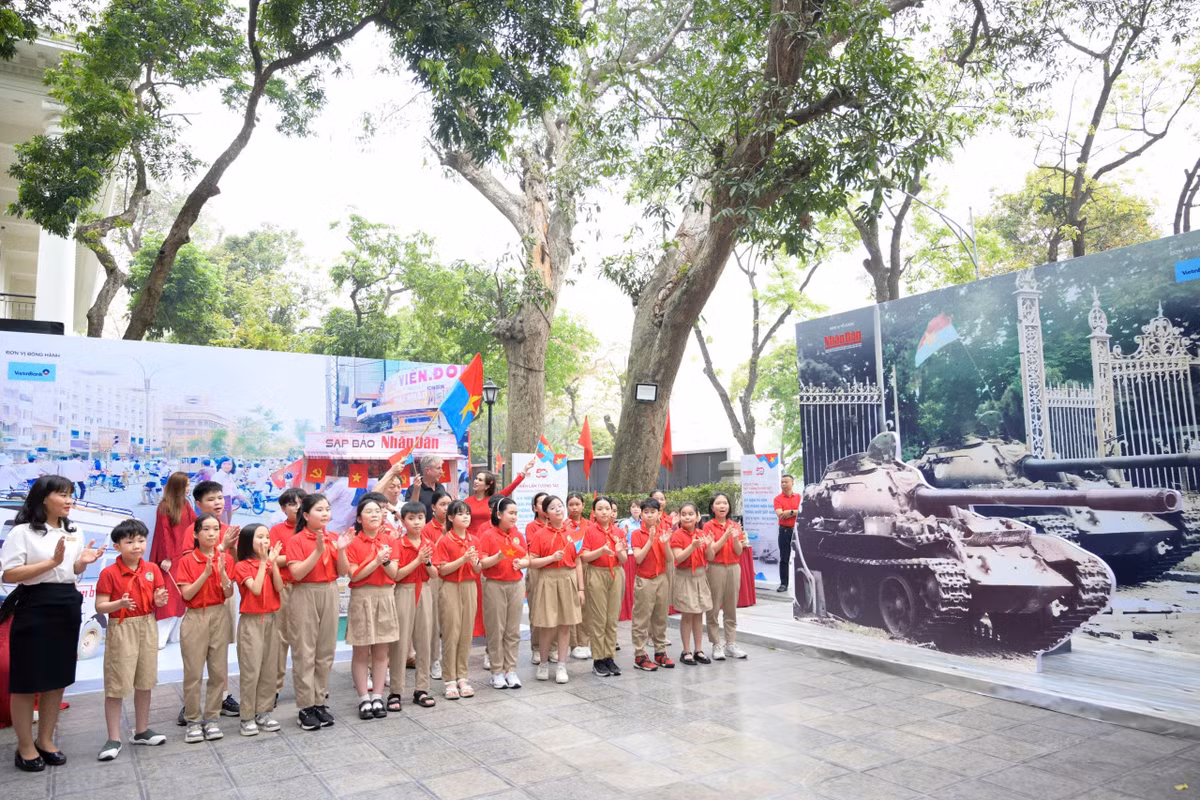 Công nghệ 3D mapping nhằm tái hiện một phần Chiến dịch Hồ Chí Minh với dấu mốc đánh chiếm Dinh Độc Lập.