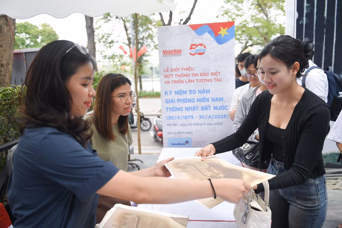 Triển lãm tương tác kỷ niệm 50 năm ngày Giải phóng miền Nam, thống nhất đất nước (30/4/1975-30/4/2025) do Báo Nhân Dân tổ chức khai mạc sáng 23/4 đã thu hút được nhiều sự quan tâm của giới trẻ. Triển lãm tích hợp 3 công nghệ chính bao gồm: Trình chiếu ánh sáng (3D mapping), thực tế ảo tăng cường (AR) và thực tế ảo (VR).