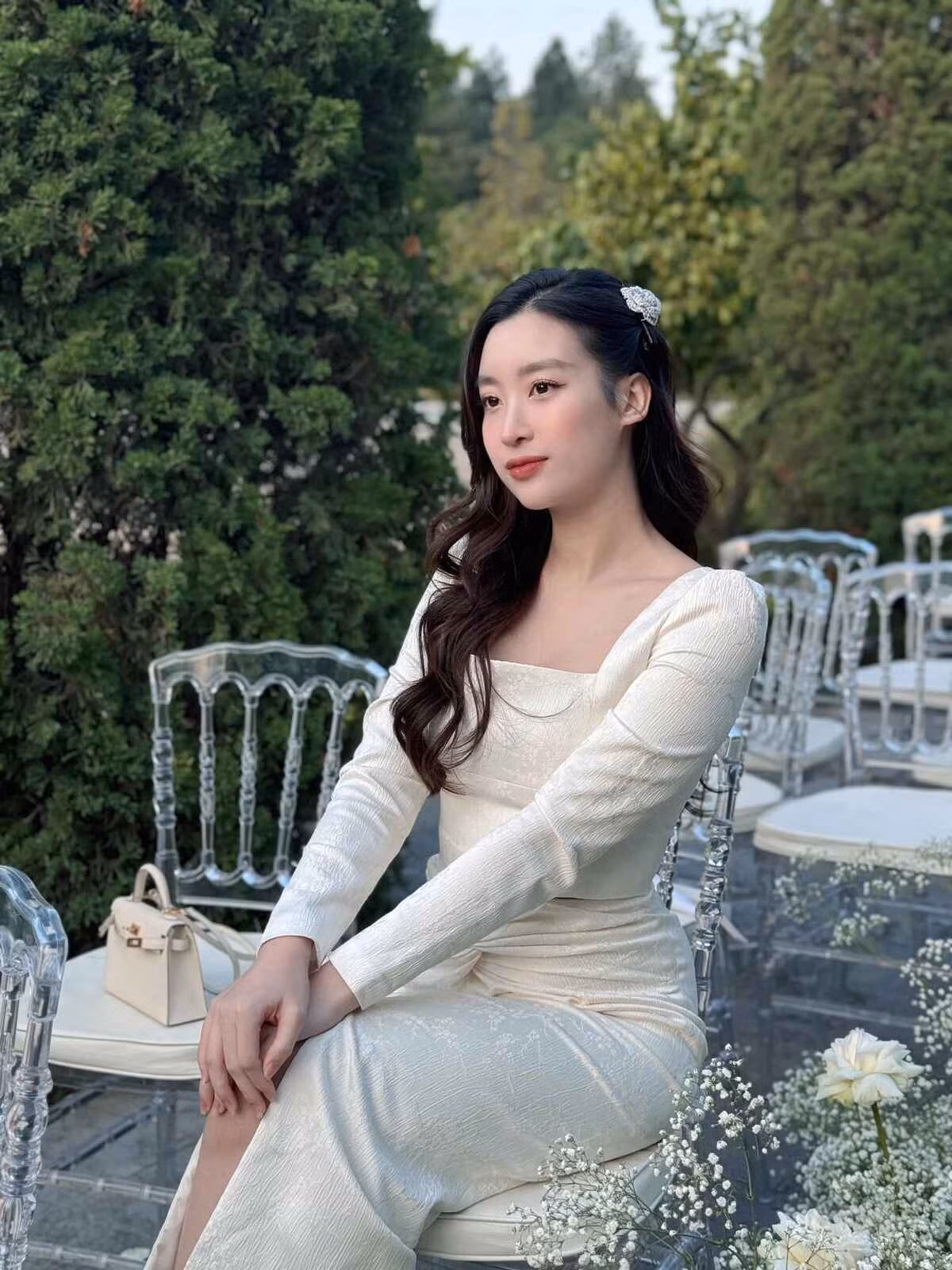 Hoa hậu Đỗ Mỹ Linh và doanh nhân Đỗ Vinh Quang cử hành hôn lễ tại một nhà hàng sang trọng ở Hà Nội vào tháng 10/2022.