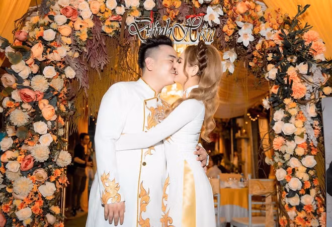 Cách đây 1 năm, Xemesis và Xoài Non đã tổ chức lễ ăn hỏi và điểm chú ý là dàn siêu xe của nhà streamer giàu nhất Việt Nam xuất hiện trong ngày vui.