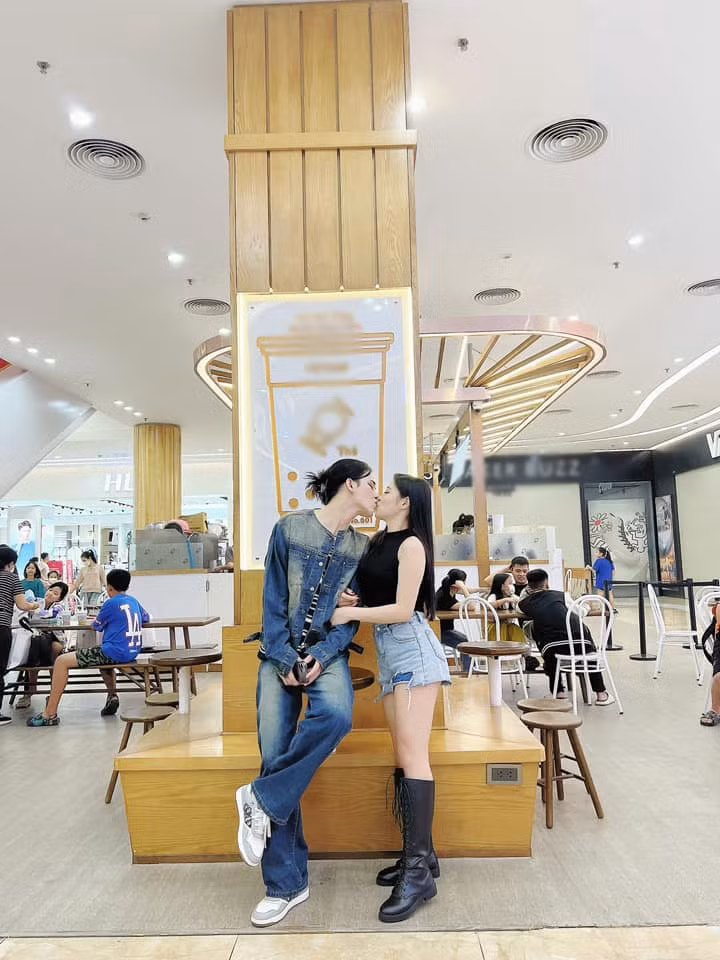 Cụ thể, thảm hoạ mạng Đức Bo đã đăng ảnh ôm ấp, hôn môi người này kèm dòng trạng thái: “Cho anh xin một lần được yêu em theo cách hồn nhiên nhất”.
