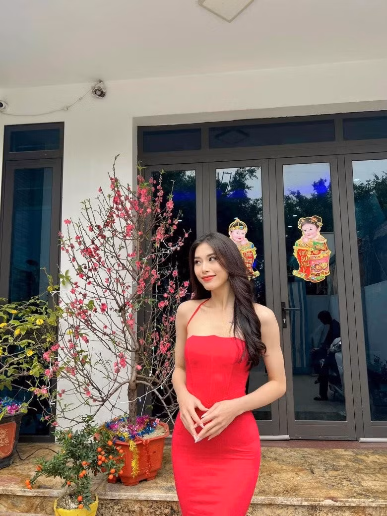 Dù vậy, trông bộ outfit của Thu Huyền vẫn rất đậm chất công sở vì chiếc áo có tay dài và toàn bộ phần còn lại đều rất kín đáo.