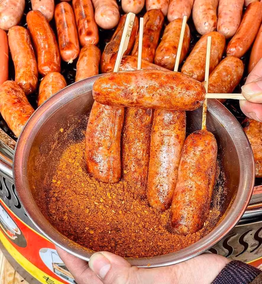 Lạp xưởng nướng đá đang trở thành món ăn vỉa hè "gây sốt" trong cộng đồng giới trẻ Việt Nam từ những ngày đầu năm 2024.