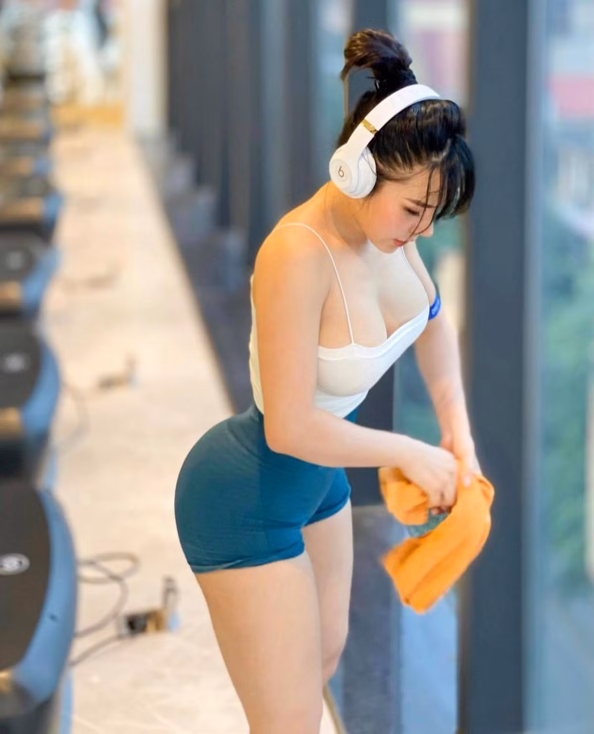 Người đẹp phòng gym chia sẻ: "Cũng thích khoe dáng lắm nhưng mình sẽ mặc tiết chế lại một chút. Mình thích mặc đơn giản nhưng tôn dáng. Thường thì mình sẽ lựa chọn các trang phục bó như váy bodycon khi đi chơi hoặc nếu theo phong cách trẻ trung hơn thì mình hay mặc croptop với quần jogger chẳng hạn. Mình không thích mặc đồ quá rộng vì vòng 1 và vòng 3 của mình đầy đặn nên nhìn sẽ hơi buồn cười".