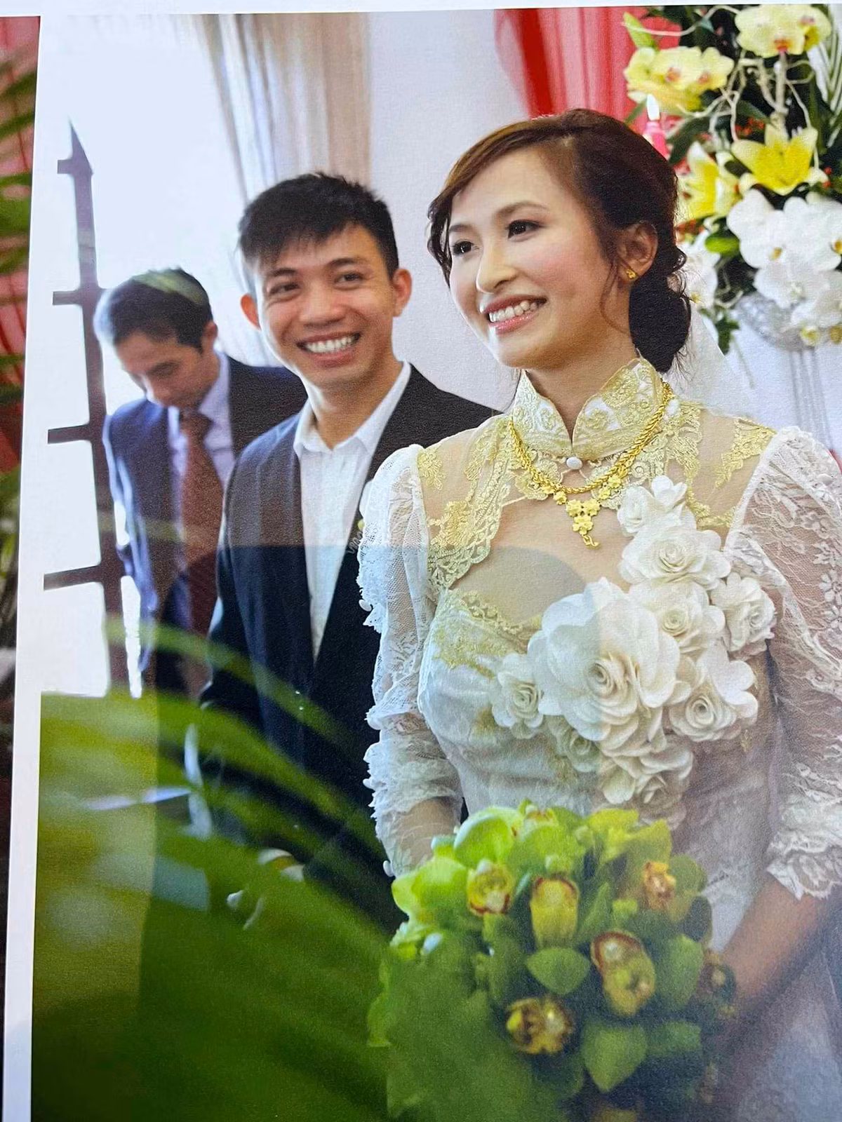 12 năm trước mà chọn hoa cưới tinh tế cỡ này thì cũng đủ hiểu chủ nhân bữa tiệc là người đẳng cấp thế nào. Sự sang trọng trong hôn lễ nằm ở rất nhiều yếu tố và một trong những điểm nhấn tuyệt vời đến từ vị trí hoa cưới.