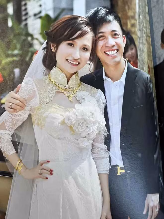 Trong ngày trọng đại 12 năm trước, vợ chồng Minh Nhựa và Mina Phạm chọn phong cách đơn giản, không cầu kỳ và càng không dát vàng như đám cưới của nhiều hào môn bây giờ.