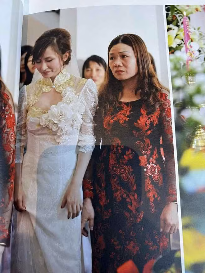 Dân mạng tinh mắt còn nhìn ra trong đám cưới Minh Nhựa có bó hoa cưới làm từ hoa địa lan xanh.
