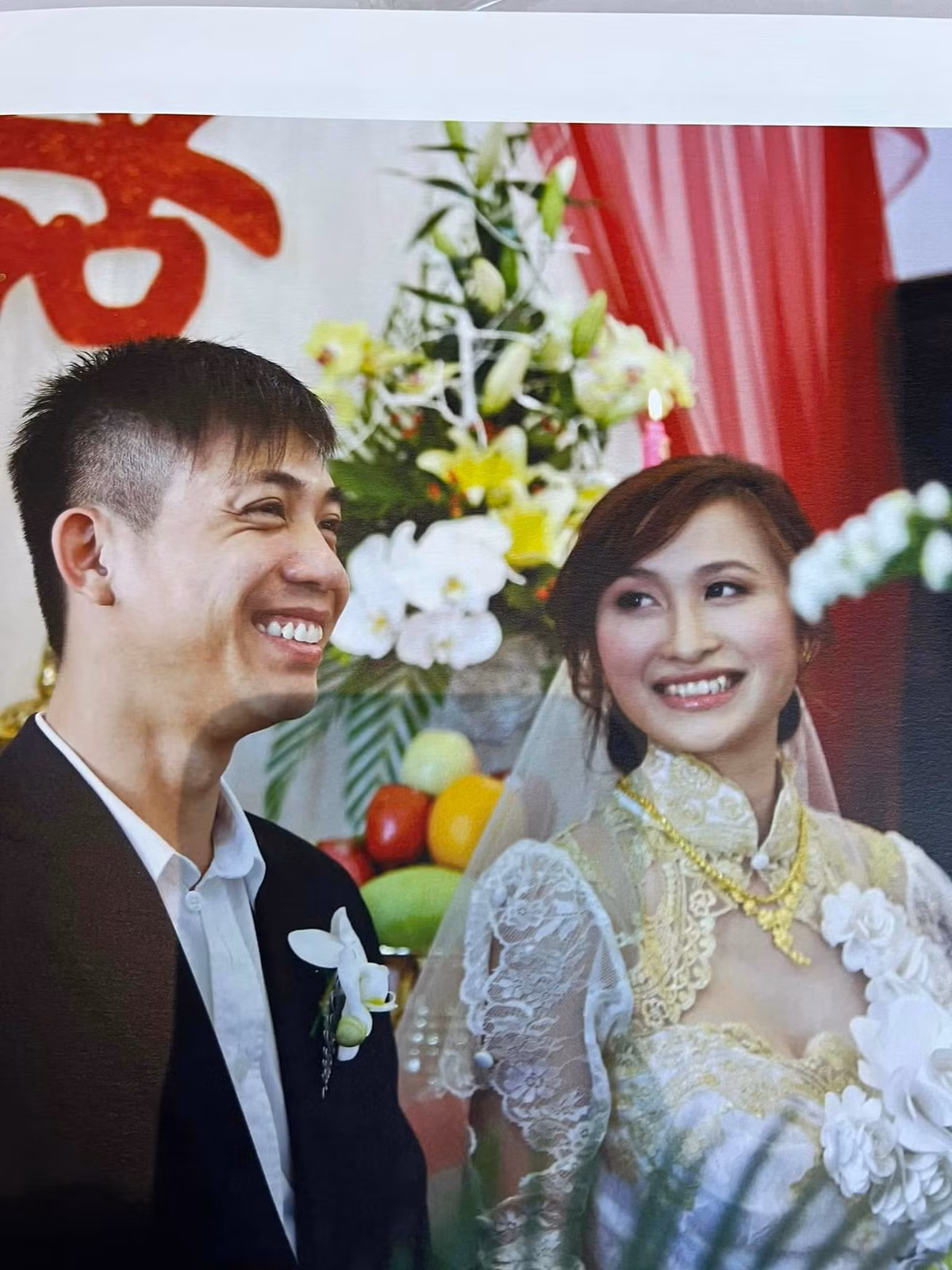 Vo 2 dai gia Minh Nhua he lo anh dam cuoi 12 nam truoc