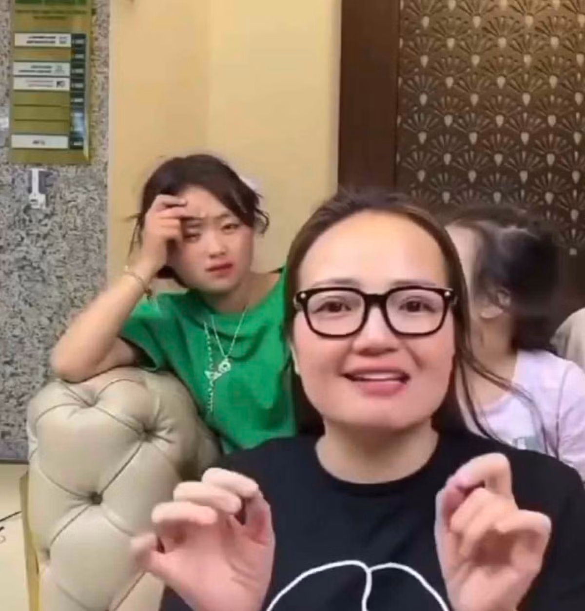 Đứng trước những bình luận nhắc trực tiếp đến việc mời Hoàng Hường đi đám cưới và mối quan hệ hiện tại, Dua đều làm lơ và không rep bất kì comment nào.