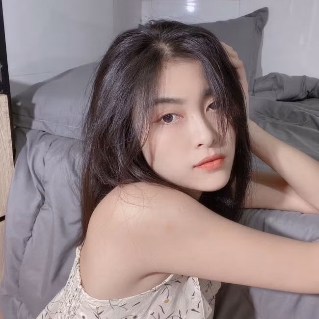 Gái xinh Đà Nẵng mỏi tay chặn tin nhắn “người lớn” vì mặc quyến rũ Gai xinh Da Nang moi tay chan tin nhan “nguoi lon” vi mac quyen ru