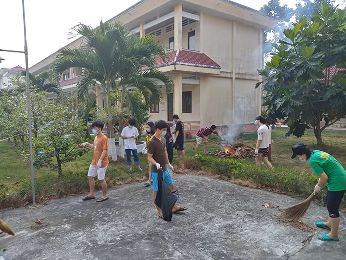 Dù trong khu cách ly dịch Covid-19 nhưng ngày 8/3 vừa rồi, Lệ Quyên cùng những chị em phái nữ vẫn được đón tiệc tươm tất, chu đáo và đầy ý nghĩa. Cô khẳng định "được cách ly là 1 điều may mắn", bởi cuộc sống những ngày qua thoải mái và vui vẻ đến nỗi nhiều người còn mong muốn và nếu được ở thêm 15 ngày nữa cho đủ 1 tháng, nữ du học sinh này cũng vui lòng.