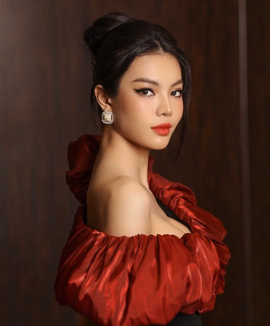 Sở hữu chiều cao nổi bật 1,79m cùng số đo 3 vòng cân đối, Tường San ghi điểm khi theo đuổi hình tượng ngọt ngào, "bánh bèo" cùng phong cách thời trang đời thường nhẹ nhàng, nữ tính. Cô không ngại thay đổi phong cách để làm mới bản thân trong mắt khán giả.