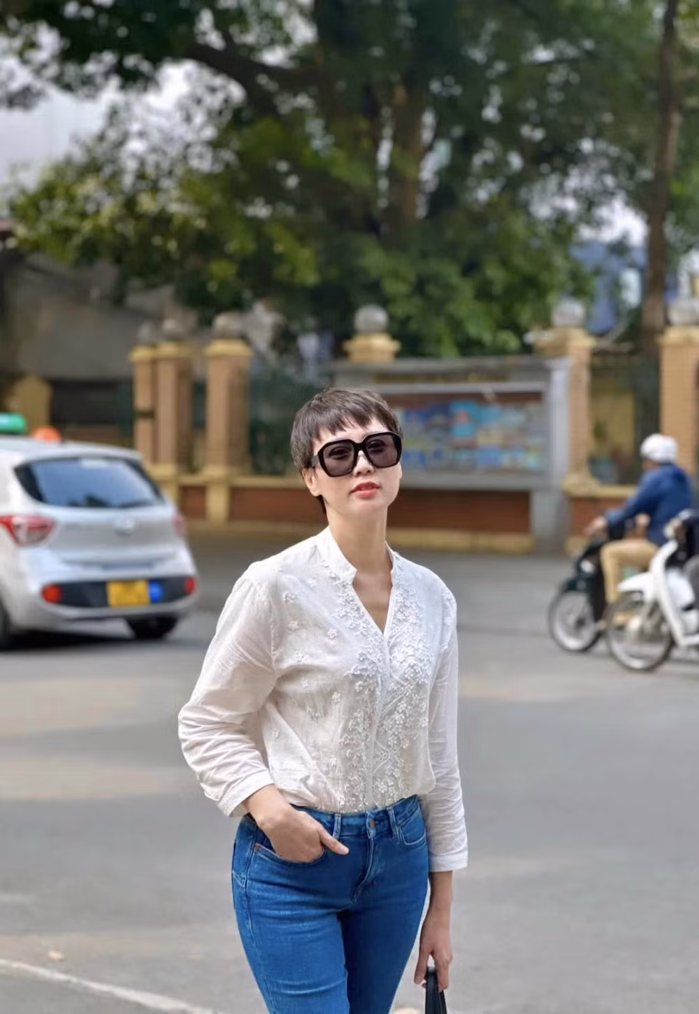 Bên cạnh đó, mẹ vợ Đoàn Văn Hậu còn chi mạnh tay để mua hàng hiệu cho bản thân lẫn "con gái cưng". Những thương hiệu như Louis Vuiton hay Dior của cô Mai Đoàn khiến khán giả phải trầm trồ với độ sang chảnh.