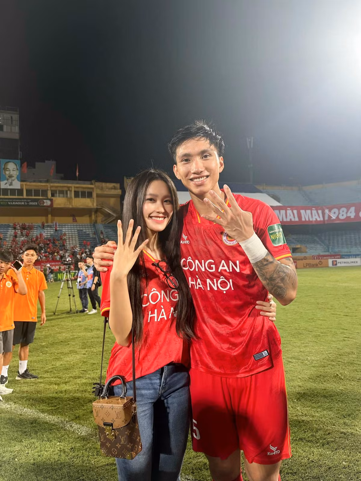 Tối 27/8, Đoàn Văn Hậu cùng CLB Công an Hà Nội giành chức vô địch V.League 2023. Giờ phút ăn mừng, anh ôm bạn gái Doãn Hải My trong vòng tay và đeo cho cô chiếc vòng kết hoa đầy tỉnh cảm.