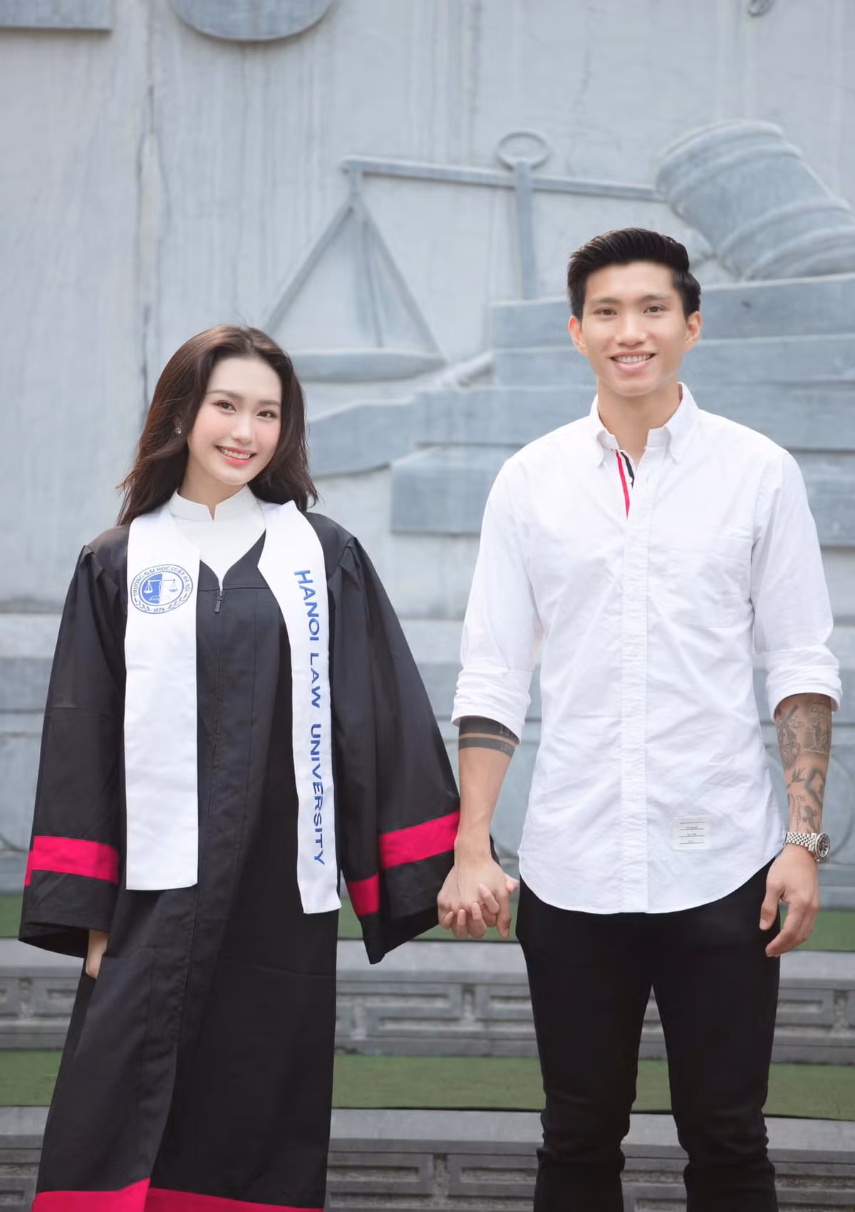 Khi về thăm quê Văn Hậu vào dịp Tết Nguyên đán năm 2023, Doãn Hải My ghi điểm bằng hình ảnh xắn tay áo vào rửa bát. Cô gái Hà thành vấn cao mái tóc, mặc đồ đơn giản, chăm chỉ phụ giúp những việc trong nhà bạn trai. Hình ảnh gần gũi, giản dị của Hải My khiến fan yêu thích. Gia đình Văn Hậu cũng thể hiện sự yêu mến với nàng WAG sinh năm 2001.