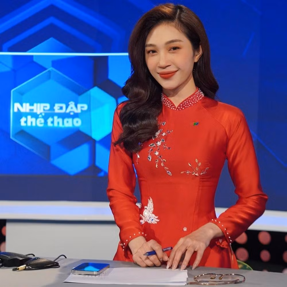 Trần Ngọc Anh (SN 1995, Bắc Giang) là biên tập viên mảng thể thao trên sóng VTV. Cô được khán giả biết đến nhiều hơn khi có cơ hội dẫn chính trong bản tin "Nhịp đập 360 độ thể thao", "Thể thao 24/7"