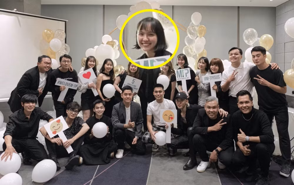 Mới đây, Kay Trần đã chia sẻ hình ảnh "đại gia đình" M-TP Entertainment trong sự kiện mừng 5 năm thành lập. Tất nhiên, những thành viên chủ chốt của công ty sẽ không thể vắng mặt, trong đó có Sơn Tùng M-TP.