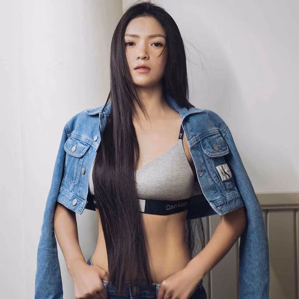 Thủy Top (tên thật Huỳnh Minh Thủy, SN 1989, Hà Nội) là người mẫu ảnh, diễn viên, ca sĩ được nhiều khán giả 9X yêu mến. Thời điểm mới nổi, cô là một trong số ít hot girl mạng tự tin theo đuổi phong cách gợi cảm, nóng bỏng