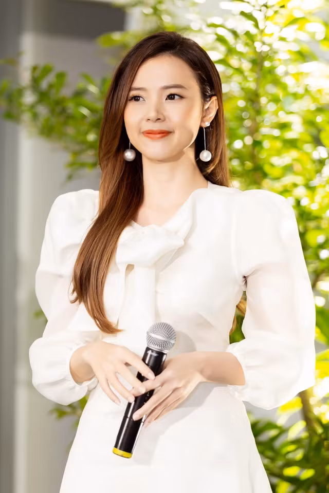Những ngày qua, một bộ phận fans tò mò về phản ứng của Midu sau khi Phan Thành, tình cũ 6 năm của cô nàng hot girl bí mật làm đám hỏi với Trương Minh Xuân Thảo (hay còn gọi là Primmy Trương).