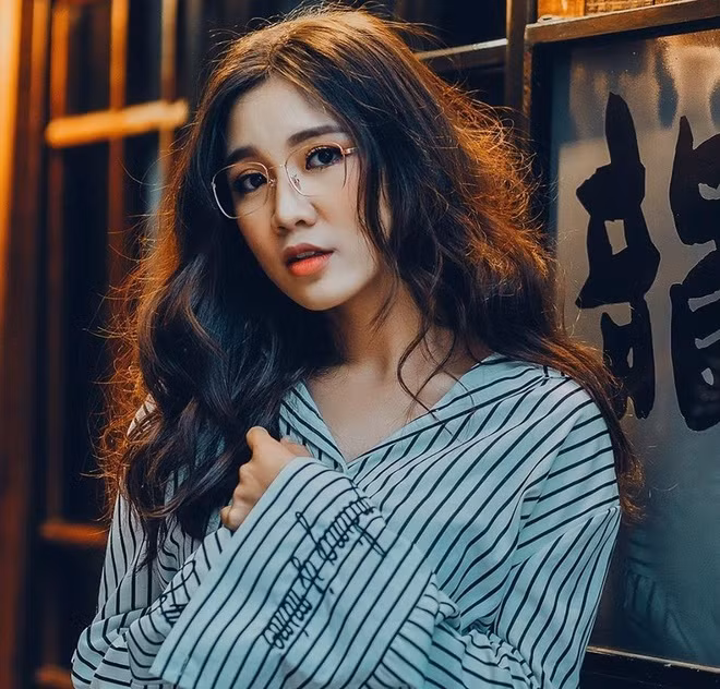 Tú Tri từng là thí sinh nhỏ tuổi nhất trong chương trình Solo cùng Bolero 2018 và đoạt giải Á quân. Cô gái 20 tuổi được dân mạng ưu ái gọi là "hot girl ca cổ" nhờ những video cải lương cô chia sẻ trên mạng xã hội.