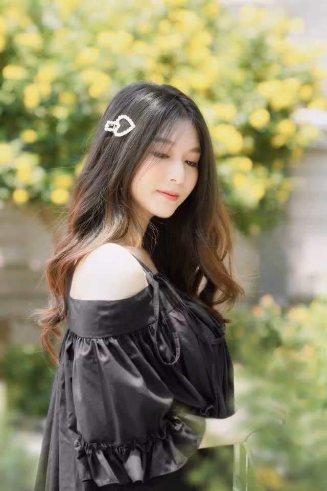Hot girl Sài thành - Phương Quỳnh đã lấy chồng và sinh con. Cô thường đăng ảnh hạnh phúc bên chồng và con trai (bé Gấu) trên trang cá nhân.