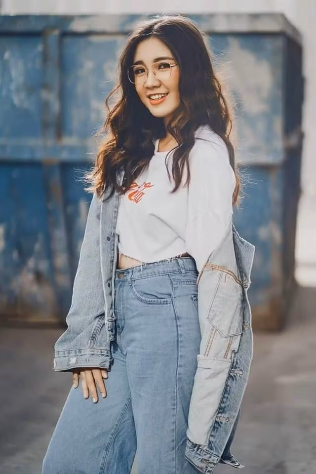 Chồng của "hot girl ca cổ" là đạo diễn kiêm biên kịch của nhiều bộ phim như Trái Cấm, Tuổi dậy thì… Hiện cả hai đang tận hưởng cuộc sống hôn nhân hạnh phúc.
