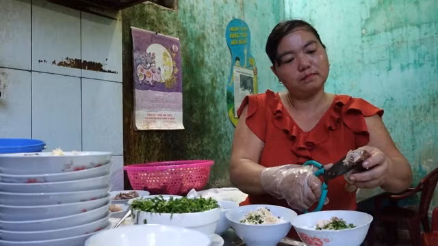 Theo tìm hiểu, quán phở này là của chị Nguyễn Thị Chung mở từ năm 2005 và cho đến nay nó vẫn không tăng giá.