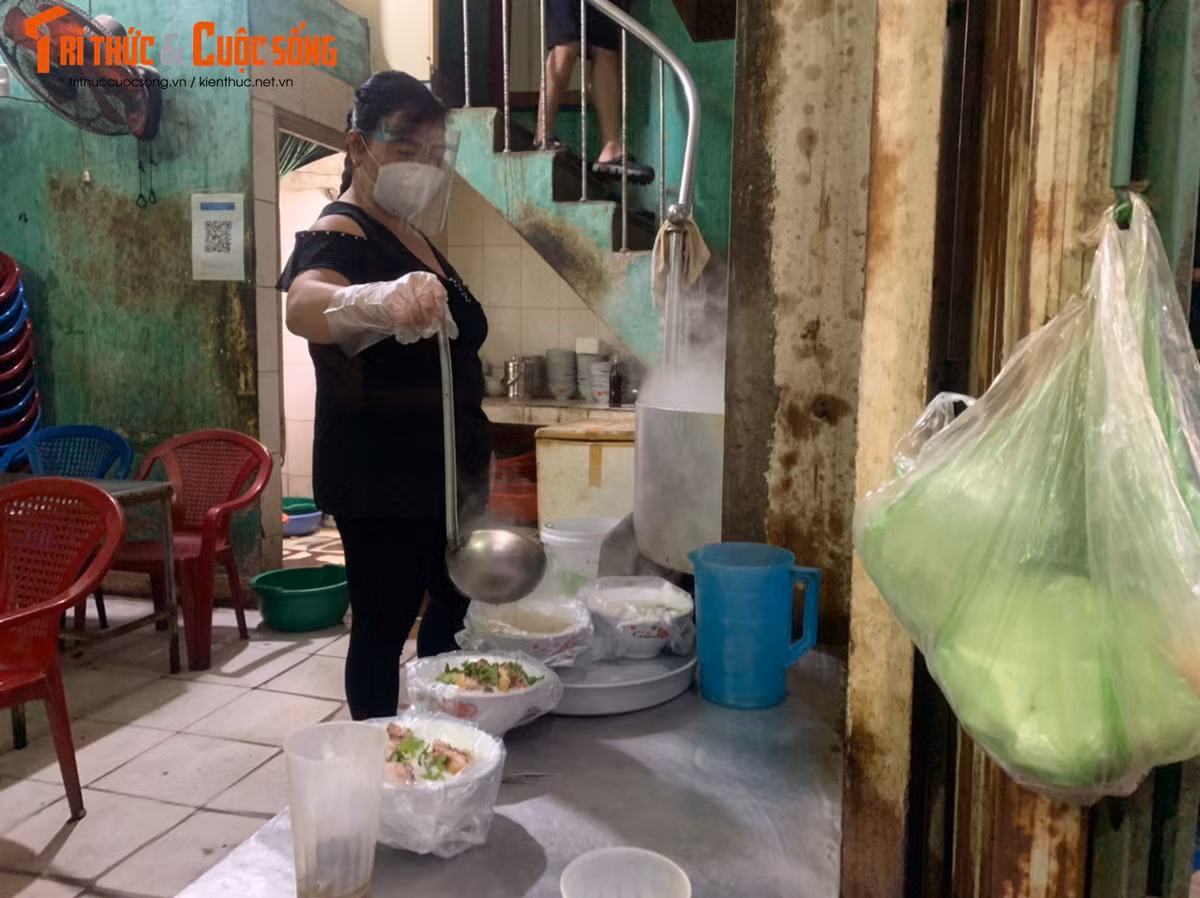 Thực ra đến đây, khách ăn phở 5 nghìn nhưng họ mua cả đồ ăn kèm. Mình bán với giá rẻ là để cho sinh viên, học sinh, người lao động nghèo ai cũng ăn được. Một tối bán 600 bát thì khoảng 350 bát là phở 5 nghìn. Có lúc bán được tạ mốt, tạ hai bún. Đêm Noel còn bán được 155 cân. Nhiều đoàn từ Hà Nội về đây còn ghé vào ăn để trải nghiệm. Hầu như quán lúc nào cũng đông nghịt khách." Chủ quán phở "5K" cho biết thêm.