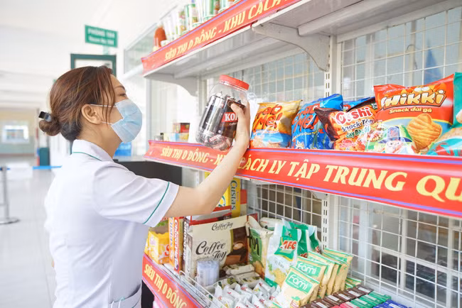 Ngay sau khi phát hiện siêu thị, 24 người hiện đang cách ly và kể cả các nhân viên y tế đang phục vụ tại đây đều rất thích thú, cùng nhau tiếp cận để sử dụng ngay.