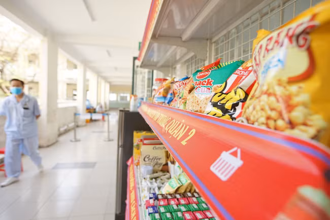 "Siêu thị 0 đồng" là cách mà các nhân viên y tế gọi một sạp hàng hóa được đặt ở góc khu vực bên ngoài hành lang các phòng cách ly Covid-19 trung tâm ở phường Cát Lái (Quận 2, TPHCM).