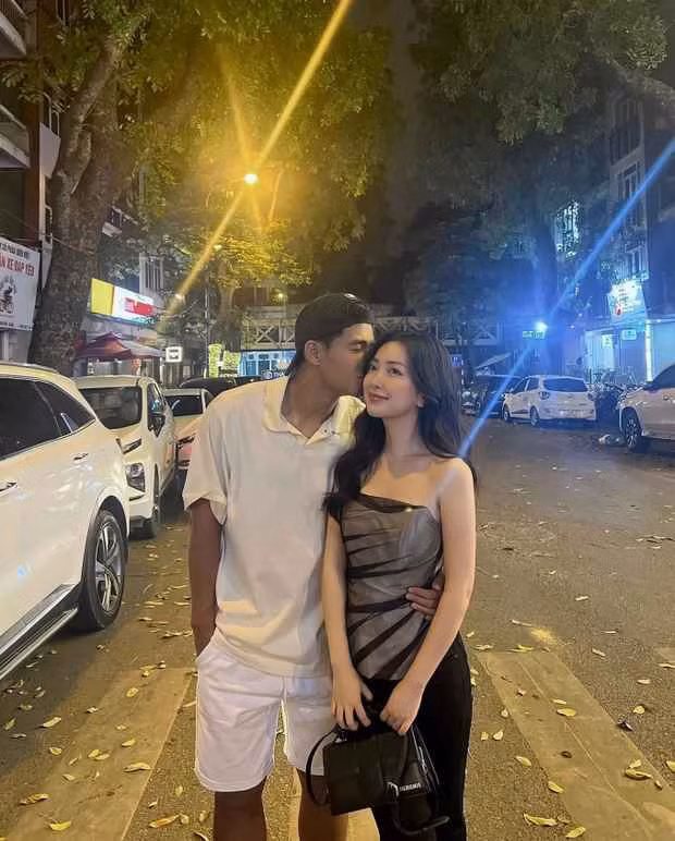 Trong số các cặp đôi cầu thủ, Đức Chinh và Mai Hà Trang được nhiều người yêu thích vì có cuộc sống kín tiếng, không dính bất kỳ scandal nào.