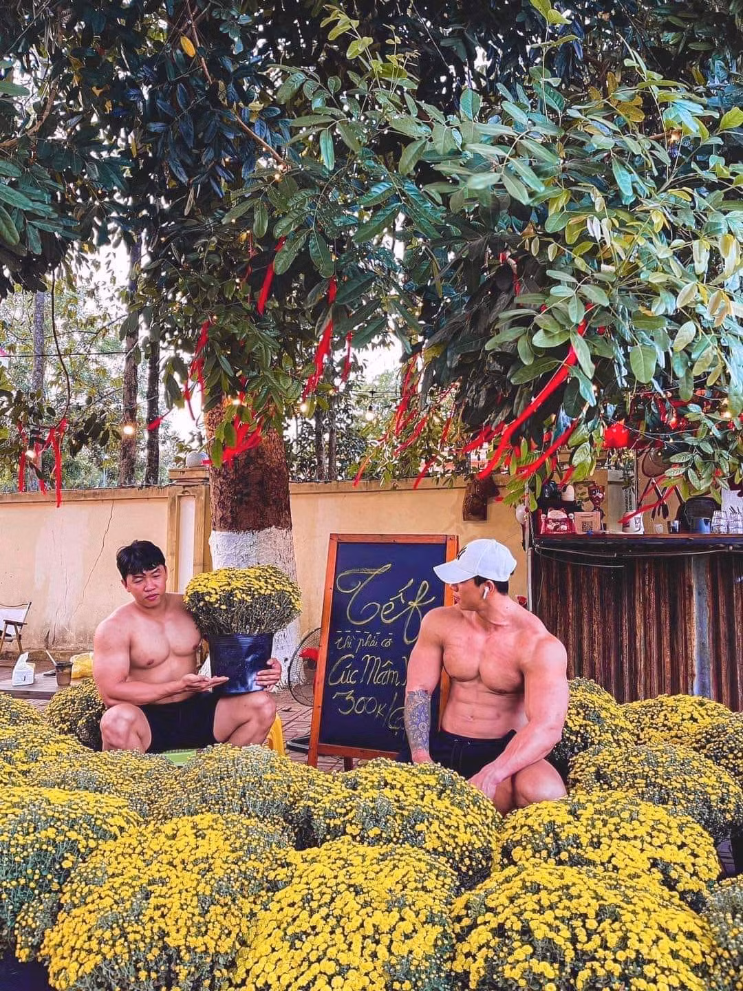 Làm náo loạn mạng xã hội mới đây là hình ảnh 2 trai đẹp 6 múi bán hoa cúc mâm xôi ở đường một góc đường tại Đồng Nai.