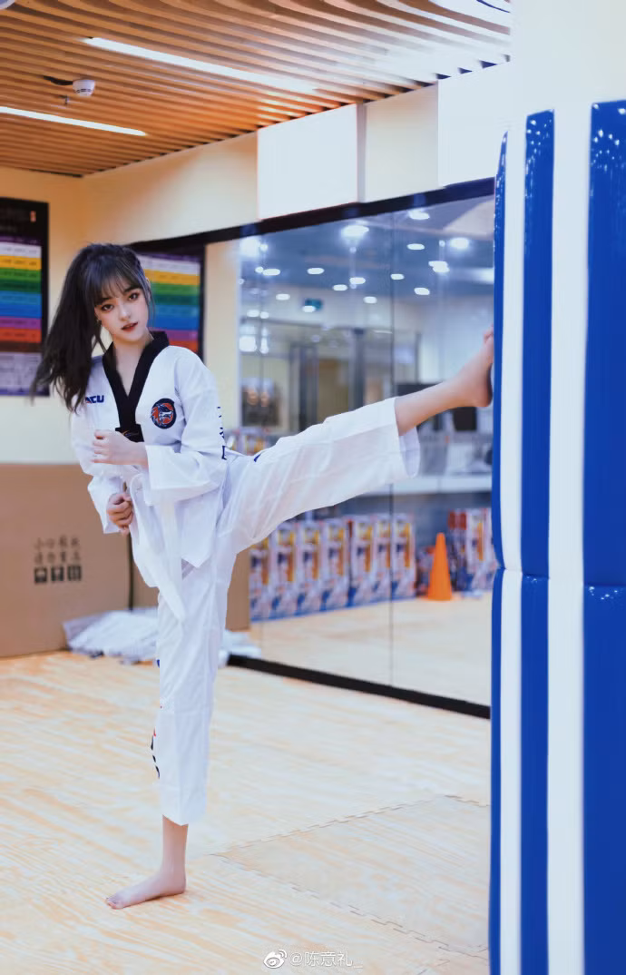 Vóc dáng của Ý Lễ vẫn rất xịn song gương mặt của cô nàng bị team qua đường chụp lén lại mang đến sự thất vọng tột độ cho các fan.