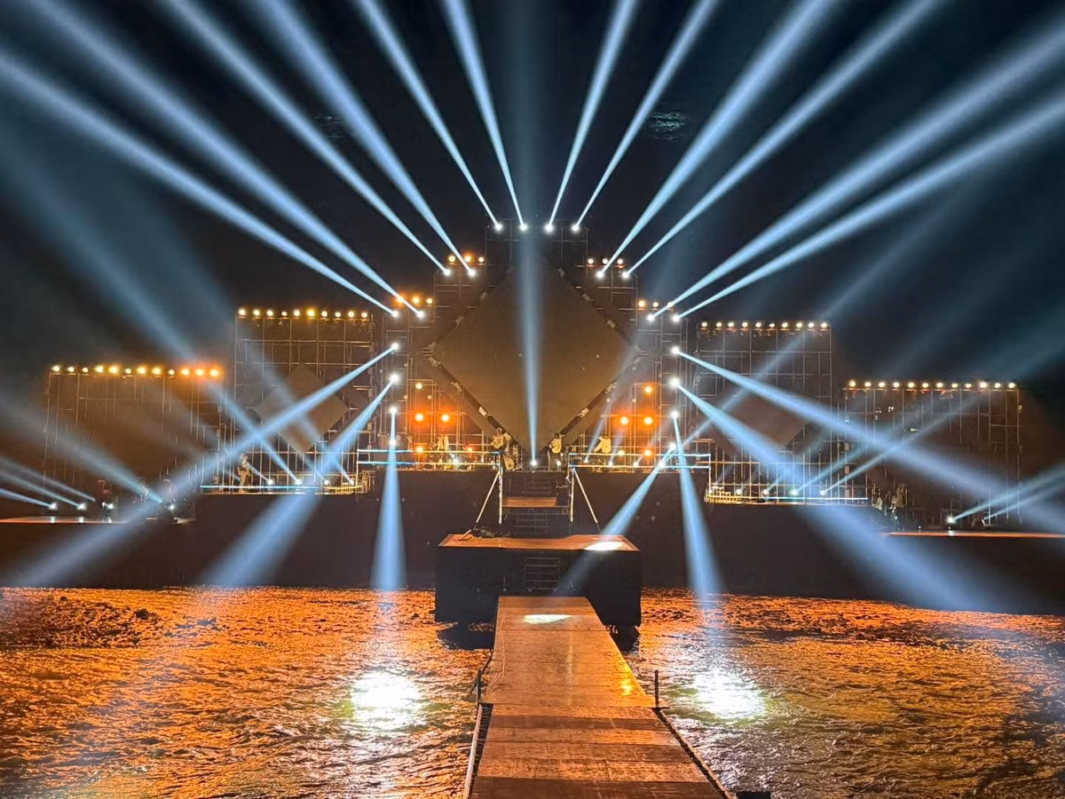 Cũng chính từ địa điểm dựng sân khấu "độc lạ" countdown tại Cao Bằng đã đưa đến 2 luống ý kiến từ dân mạng.