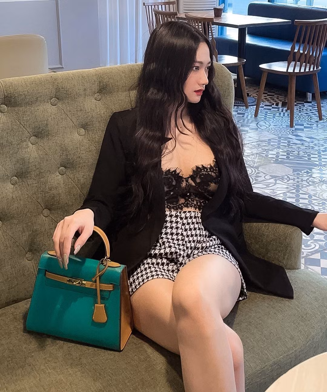 Công việc hiện đem lại nguồn thu nhập tốt cho Dạ Thảo, khiến cô vừa có thể hỗ trợ bố mẹ vừa được theo đuổi sở thích của bản thân.