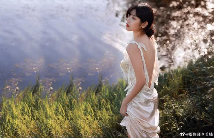 Ban đầu, Wang khá lo lắng khi mặc như kiểu thiếu nữ dù đang ở độ tuổi trưởng thành.