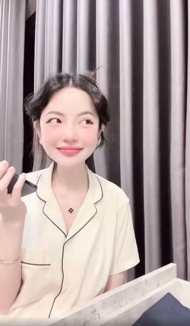 Xài app quá lố, vợ Quang Hải lộ gương mặt "biến dạng" Xai app qua lo, vo Quang Hai lo guong mat