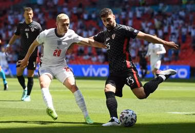 Phút 67, Mason Mount bị phạm lỗi và chính anh thực hiện cú sút phạt trực tiếp nguy hiểm, đáng tiếc bóng đi vọt xà trong gang tấc.