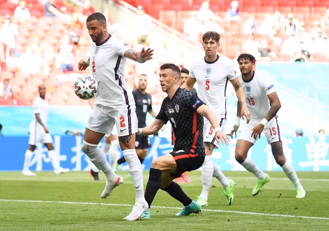 Croatia đáp trả ngay sau đó nhưng Rebic ở một tư thế thuận lợi trong vòng cấm nhưng lại dứt điểm thiếu chính xác.