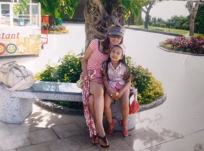 Cũng chính từ loạt ảnh hồi bé này, dân mạng phải gật gù đồng tình Doãn Hải My được hưởng trọn gen dáng đẹp từ mẹ - cô Đoàn Phương Mai.