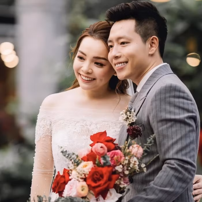 Năm 2019, Trinh Phạm chính thức về chung một nhà với chồng trong sự chúc phúc của gia đình và người thân. Một lễ cưới không quá xa hoa lộng lẫy, nhưng yếu tố quan trọng khiến cho lễ cưới trở nên đầy cảm xúc chính là khoảng thời gian mà cô dâu chú rể dành để yêu thương và đồng hành cùng nhau.