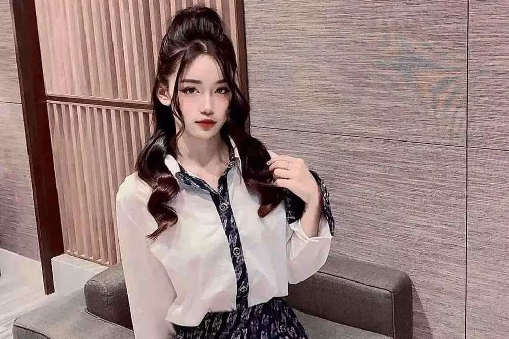 Từ khi bắt đầu công khai hẹn hò, Trang Bùi và Văn Trường không ngại xuất hiện tình tứ bên nhau.