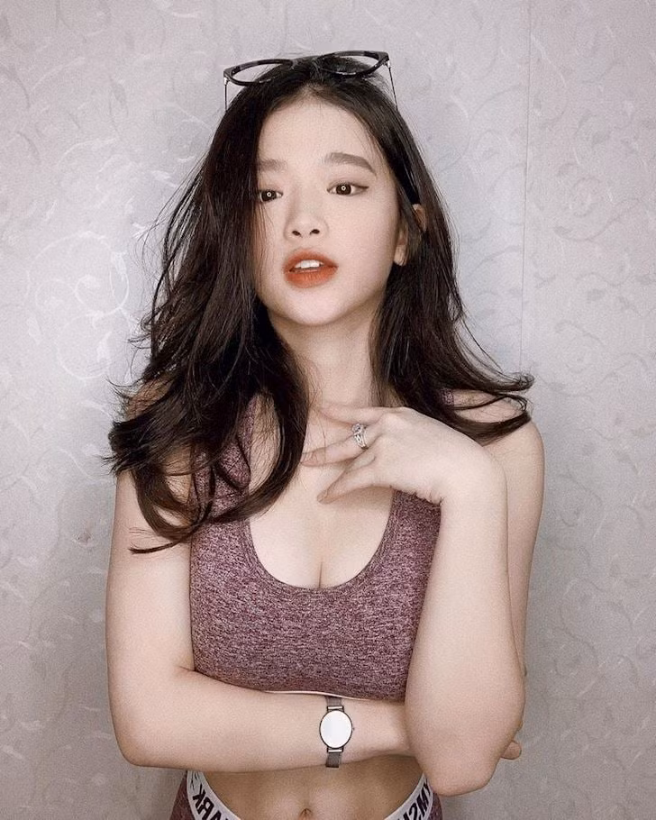 Ngoài diện mạo xinh đẹp, Linh Ka còn nổi bật với vóc dáng ấn tượng khi mới là cô bé tuổi teen.