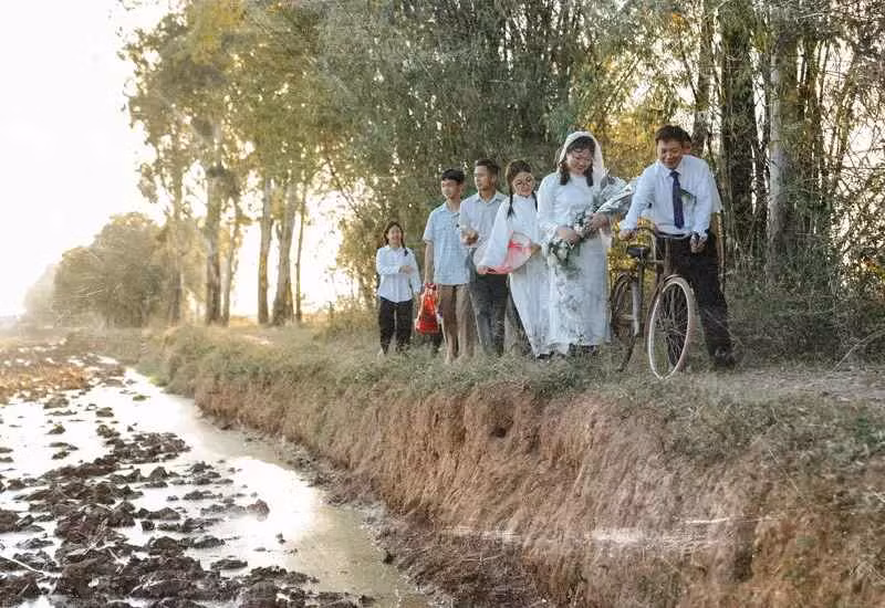 Hơn 20 năm đồng hành, vợ chồng chị Hương luôn dành cho nhau tình yêu thương và sự tôn trọng. Đó cũng là động lực để chị thực hiện bộ ảnh đáng nhớ này.