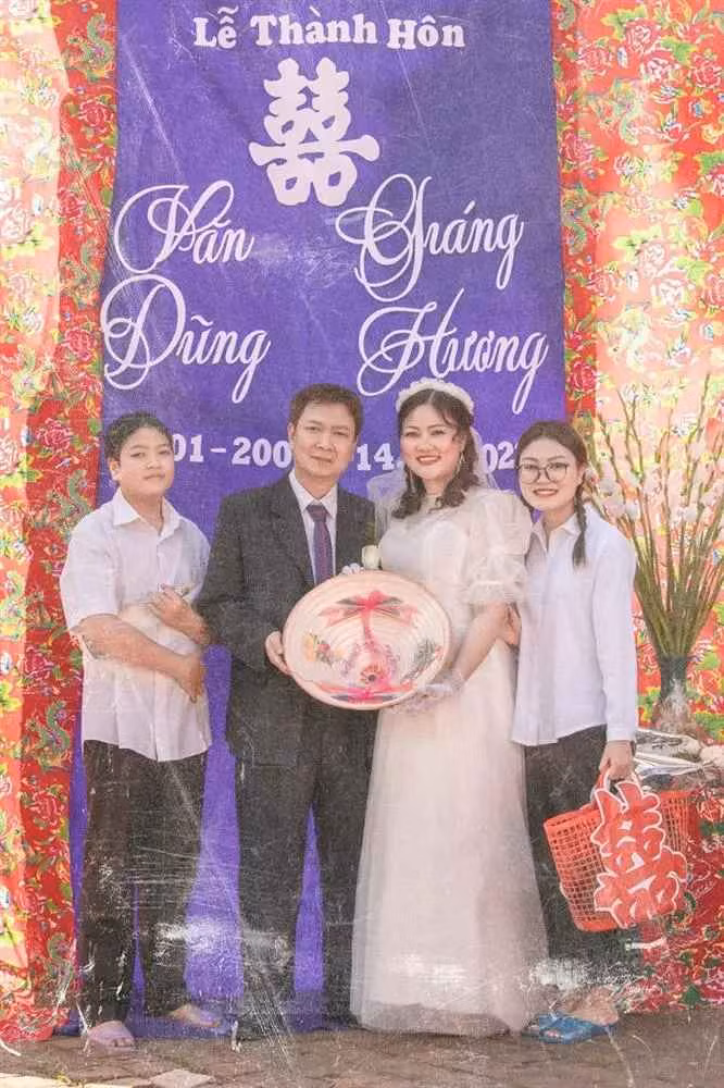 20 năm trôi qua, chị Hương vẫn ấp ủ thực hiện bộ ảnh cưới theo phong cách cũ, hóa thành cô dâu hằng mong ước.