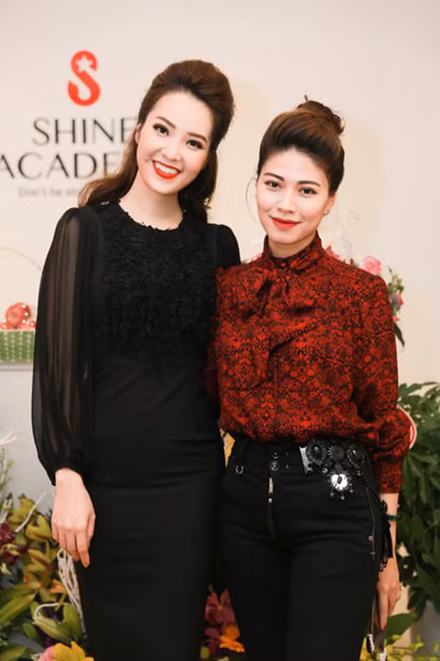 Thậm chí, khi thấy tôi thân thiết với một người nào đó, Vân còn ghen. Nhưng rất may là chúng tôi rất rõ ràng về giới tính. Chúng tôi thích nhau thật, nhưng yêu người khác". Ngọc Trinh cho biết thêm.