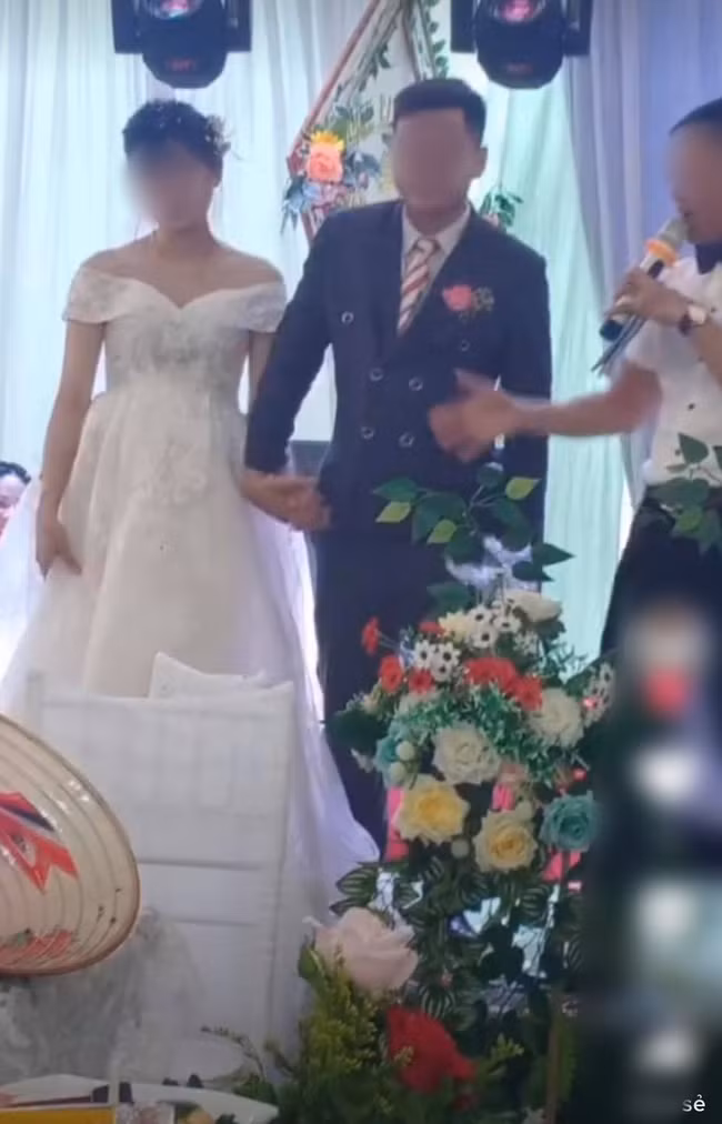 Ngay sau khi thấy bạn đưa tiền ra, chú rể cũng lấy một túi ni lông từ túi áo, giũ trên sân khấu rồi giơ ra đựng tiền.