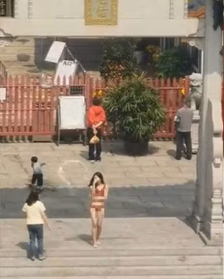 Những ngày vừa qua cộng đồng mạng Trung Quốc không khỏi ngỡ ngàng với hình ảnh một cô gái trẻ ăn mặc phản cảm mà cụ thể là bikini vái lạy trong chùa.