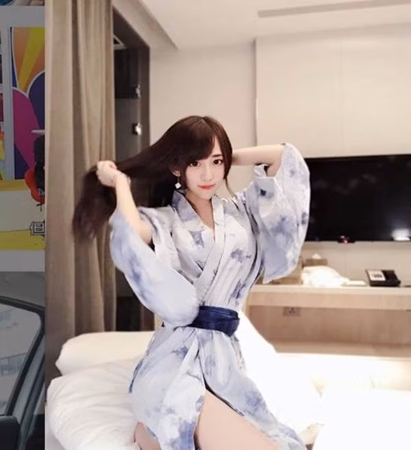 Tất cả đều bất ngờ vì không phải cô gái cosplay mà Lý Di Đình thực sự là một y tá.